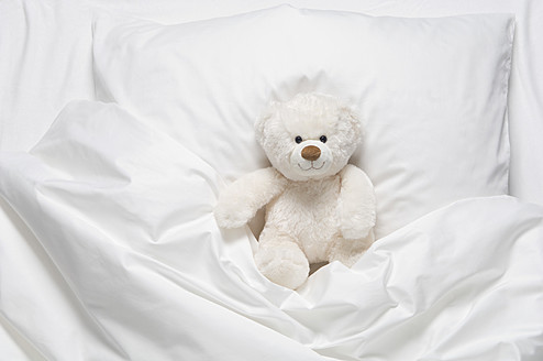 Teddybär auf dem Bett - CRF002115