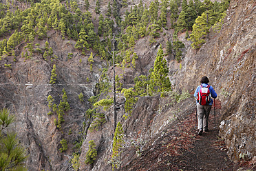 Spanien, Ältere Frau beim Wandern im Nationalpark Caldera de Taburiente - SIEF002429