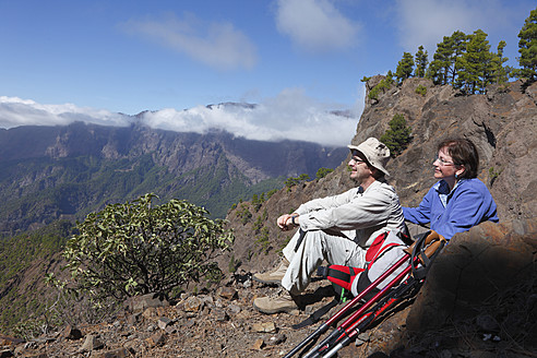Spanien, Kanarische Inseln, La Palma, Mann und Frau schauen auf Aussicht - SIEF002437