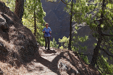 Spanien, La, Palma, Ältere Frau beim Wandern im Nationalpark Caldera de Taburiente - SIEF002426
