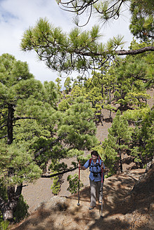 Spanien, La, Palma, Ältere Frau beim Wandern im Nationalpark Caldera de Taburiente - SIEF002436