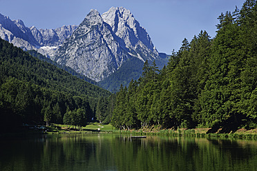 Deutschland, Bayern, Blick auf das Waxensteingebirge und den Riessersee - TCF002284