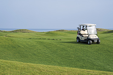 Türkei, Antalya, Golfwagen auf Wiese am Golfplatz - GNF001207