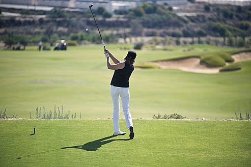 Zypern, Frau spielt Golf auf Golfplatz - GNF001214