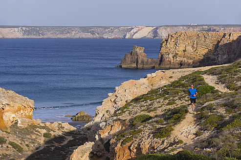 Portugal, Algarve, Älterer Mann joggt an der Küste - MIRF000372