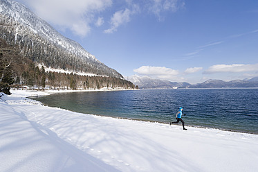 Deutschland, Bayern, Älterer Mann joggt am Walchensee - MIRF000379