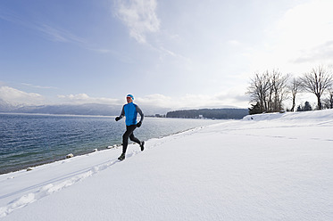 Deutschland, Älterer Mann joggt am Walchensee - MIRF000380