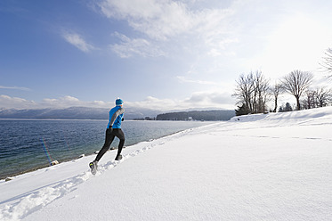 Deutschland, Älterer Mann joggt am Walchensee - MIRF000381