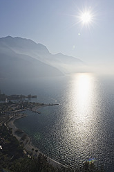 Italien, Blick auf den Gardasee bei Sonnenuntergang - MIRF000384