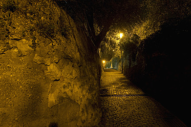 Italien, Torbole, Blick auf die Höhle bei Nacht - MIRF000386