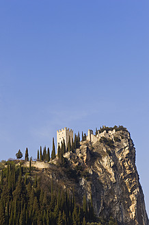 Italien, Blick auf das Castello di Arco auf dem Gipfel - MIRF000387