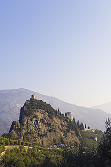 Italien, Blick auf das Castello di Arco auf dem Gipfel - MIRF000388