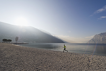 Italien, Älterer Mann joggt am Gardasee - MIRF000392