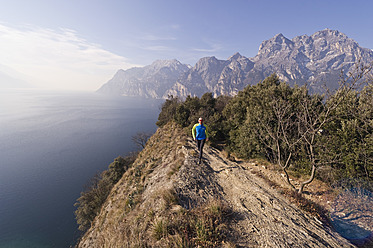 Italien, Älterer Mann joggt am Gardasee - MIRF000394