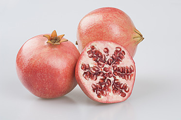 Granatapfel auf weißem Hintergrund - CRF002123