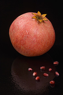 Granatapfel auf schwarzem Hintergrund - CRF002129