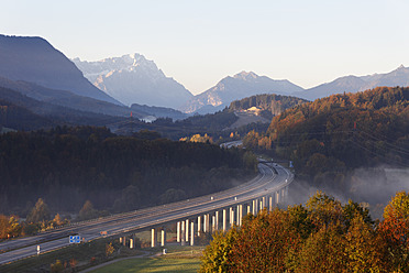 Deutschland, Bayern, Blick auf Autobahn mit Zugspitze - SIEF002420