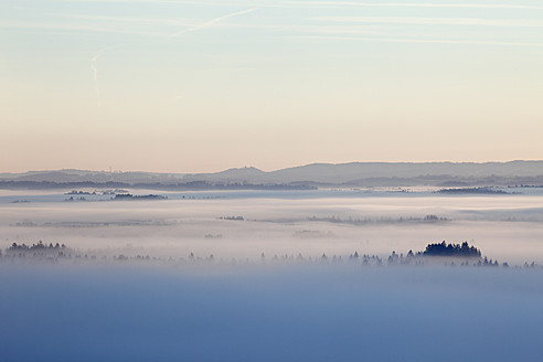 Deutschland, Bayern, Loisach Moor, Blick auf Berg im Nebel - SIEF002417