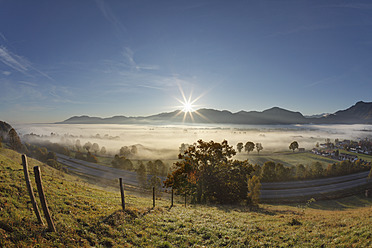 Deutschland, Bayern, Kleinweil, Blick auf Dorf im Nebel - SIEF002412