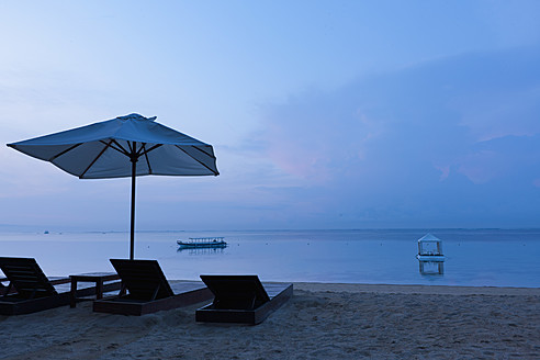 Indonesien, Bali, Sanur, Liegestühle und Sonnenschirm am Strand - DSF000302