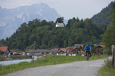 Deutschland, Bayern, Eschenlohe, Älterer Mann fährt Fahrrad - DSF000222