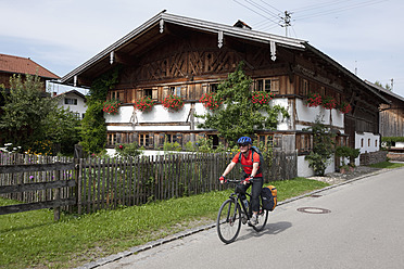 Deutschland, Bayern, Älterer Mann fährt Fahrrad - DSF000284