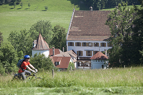 Deutschland, Bayern, Älterer Mann fährt Fahrrad - DSF000281