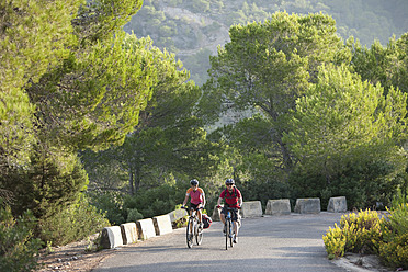 Spanien, Ibiza, Reifer Mann und mittlere erwachsene Frau fahren Fahrrad - DSF000307