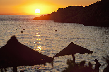 Spanien, Ibiza, Cala d'Hort, Blick auf das Meer bei Sonnenuntergang - DSF000314