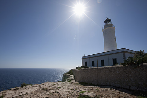 Spanien, Formentera, Blick auf den Leuchtturm Far de la Mola - DSF000316