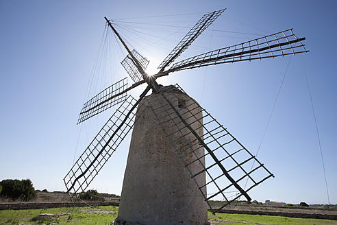 Spanien, Formentera, El Pilar de la Mola, Blick auf die Windmühle - DSF000317