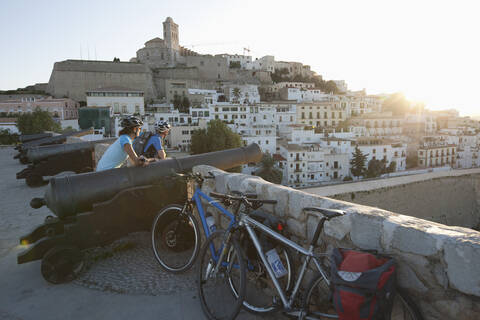 Spanien, Ibiza, Eivissa, Älterer Mann und mittelgroße Frau mit Fahrrad, lizenzfreies Stockfoto