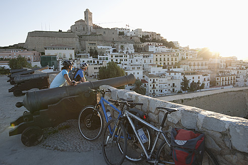 Spanien, Ibiza, Eivissa, Älterer Mann und mittelgroße Frau mit Fahrrad - DSF000321