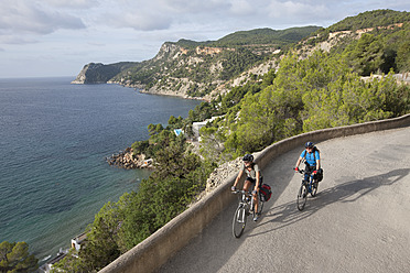 Spanien, Ibiza, Reifer Mann und mittlere erwachsene Frau fahren Fahrrad - DSF000322