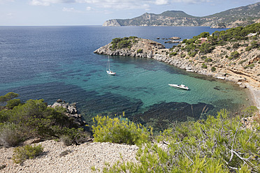 Spanien, Ibiza, Porroig, Blick aufs Meer - DSF000325