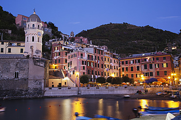 Italien, Vernazza, Blick auf Kirche mit Hafen in der Abenddämmerung - GWF001714