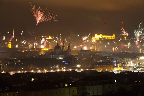 Deutschland, Bayern, Würzburg, Feuerwerk über dem Stadtbild, lizenzfreies Stockfoto