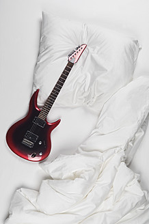 Rote Gitarre auf dem Bett - CRF002136
