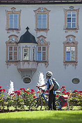 Deutschland, Bayern, Mann steht bei Kloster Scheyern - DSF000326