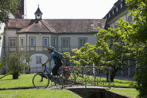 Deutschland, Bayern, Mensch Radfahren von Abbey Scheyern, lizenzfreies Stockfoto