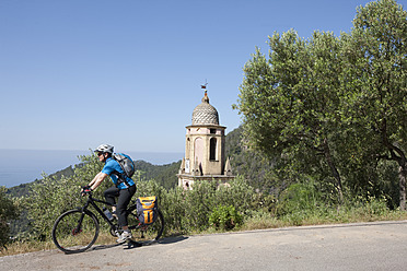 Italien, Ligurien, San Giorgio, Älterer Mann fährt Fahrrad - DSF000336