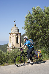 Italien, Ligurien, San Giorgio, Älterer Mann fährt Fahrrad - DSF000337