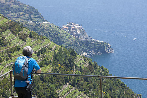 Italien, Ligurien, Manarola, Älterer Mann schaut auf Aussicht - DSF000341