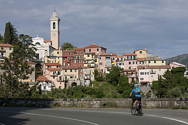 Italien, Ligurien, Castiglione Chiavarese, Älterer Mann fährt Fahrrad - DSF000344