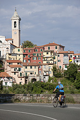 Italien, Ligurien, Castiglione Chiavarese, Älterer Mann fährt Fahrrad - DSF000345