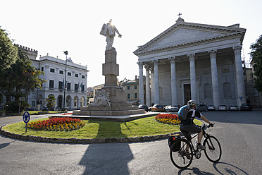 Italien, Ligurien, Chiavari, Älterer Mann fährt Fahrrad - DSF000351