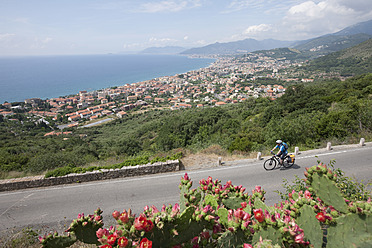 Italien, Ligurien, Verezzi, Älterer Mann fährt Fahrrad - DSF000357