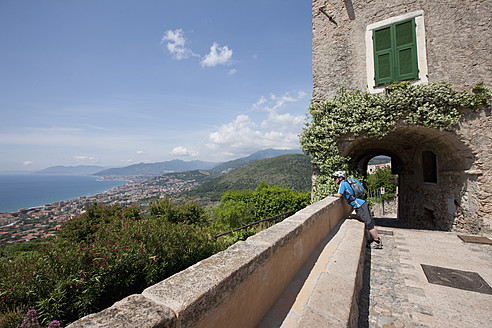 Italy, Liguria, Verezzi, Mature man looking at view - DSF000358