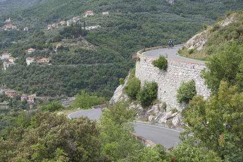 Italien, Ligurien, Provinz Savona, Älterer Mann fährt Fahrrad, lizenzfreies Stockfoto