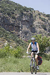 Türkei, Kaunos, Mittlere erwachsene Frau fährt Fahrrad - DSF000362